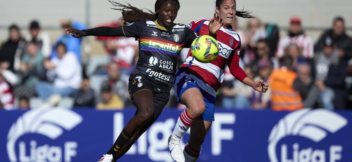 Rinsola Babajide pugna por el balón con una jugadora del Granada (@UDCATenerife)