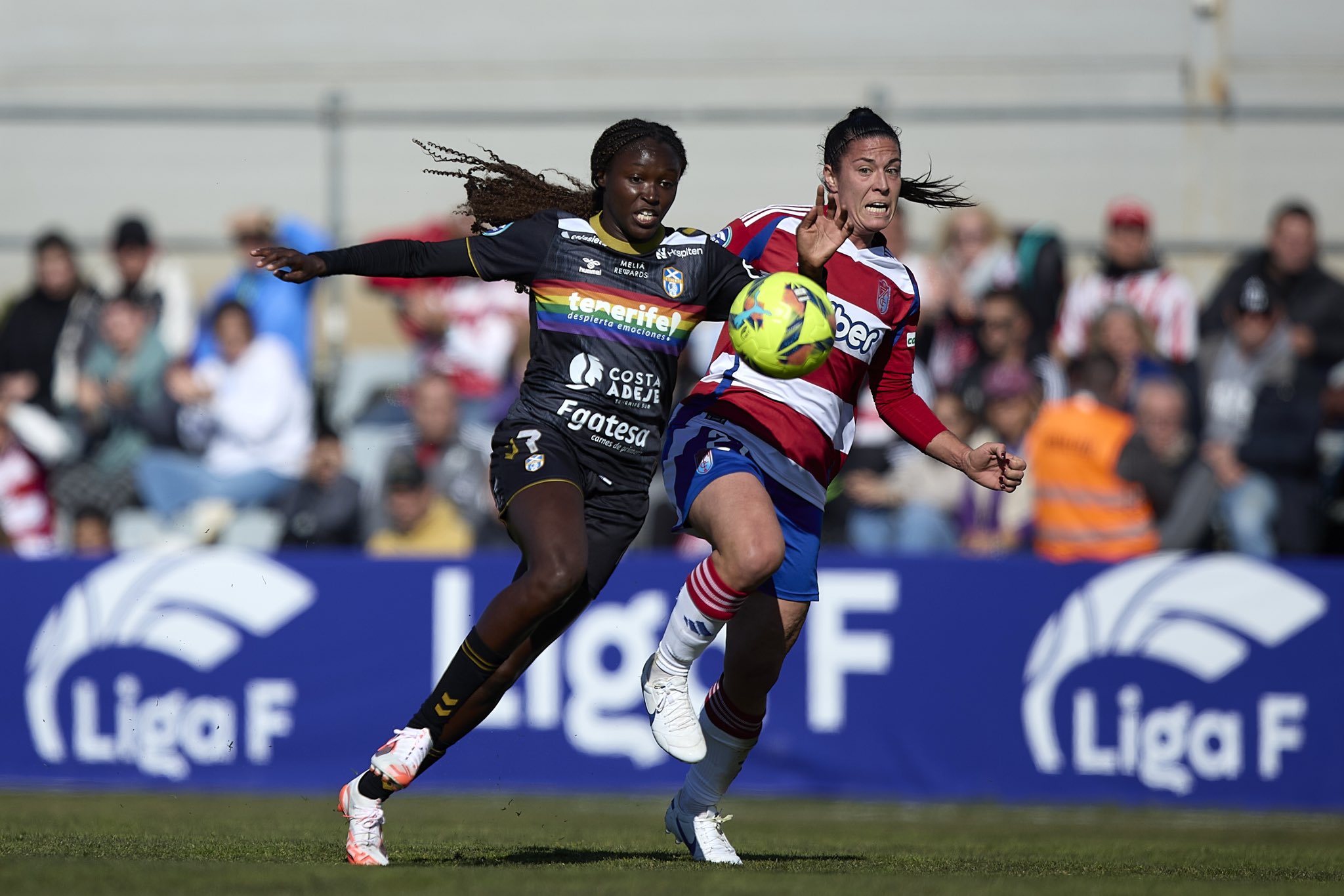 Rinsola Babajide pugna por el balón con una jugadora del Granada (@UDCATenerife)