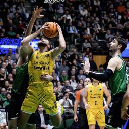 Rokas Giedraitis tratando de levantar la pelota (ACB Media)