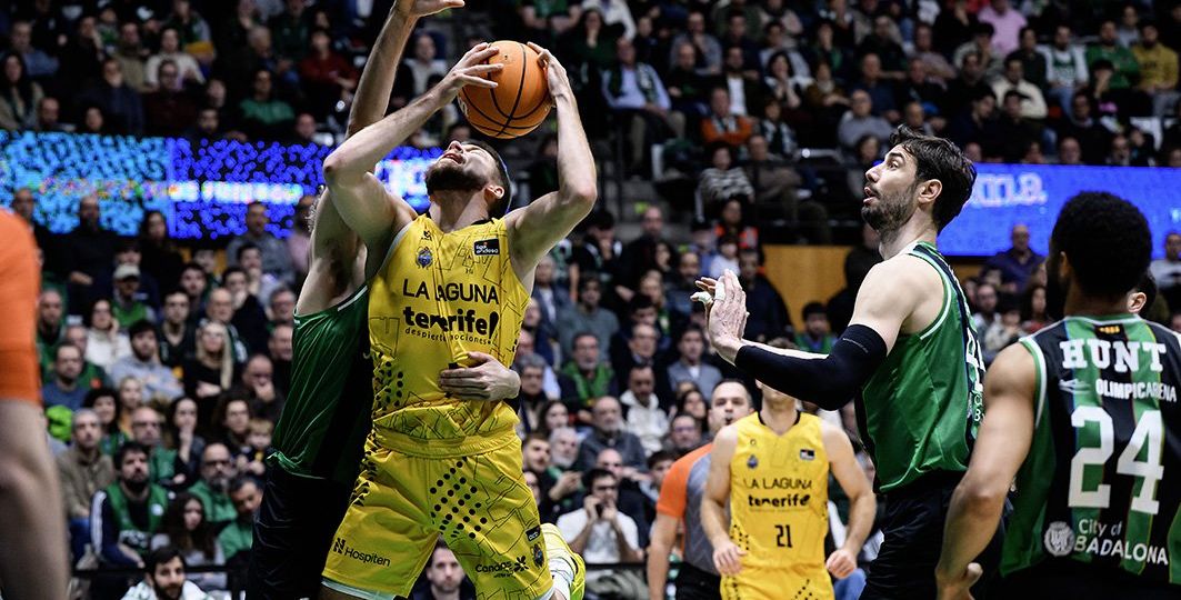 Rokas Giedraitis tratando de levantar la pelota (ACB Media)