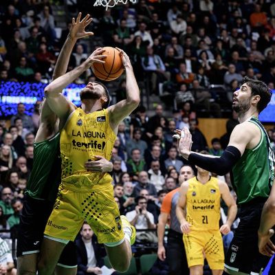 Rokas Giedraitis tratando de levantar la pelota (ACB Media)