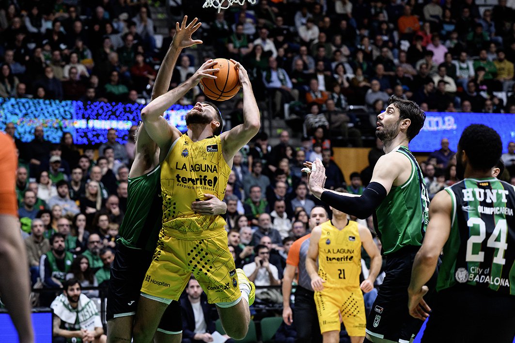 Rokas Giedraitis tratando de levantar la pelota (ACB Media)
