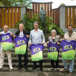 Las autoridades posan con la camiseta de esta tercera edición (CEDIDA)