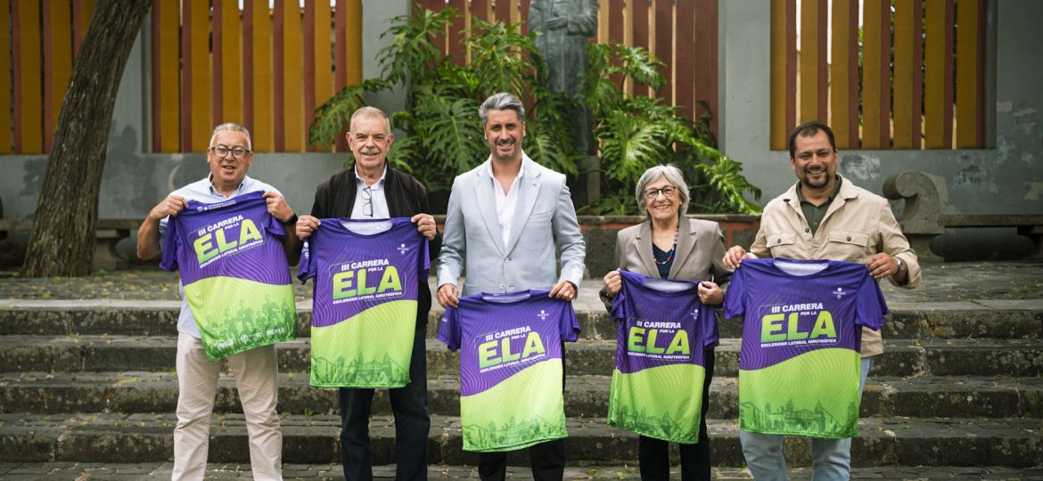 Las autoridades posan con la camiseta de esta tercera edición (CEDIDA)