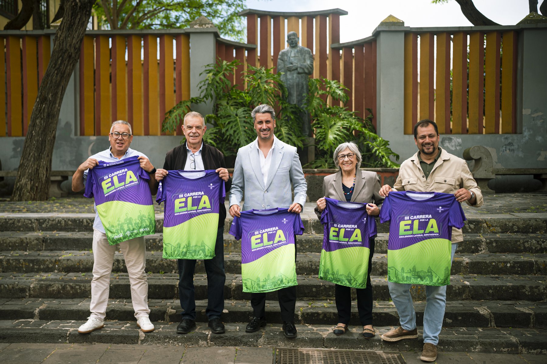 Las autoridades posan con la camiseta de esta tercera edición (CEDIDA)