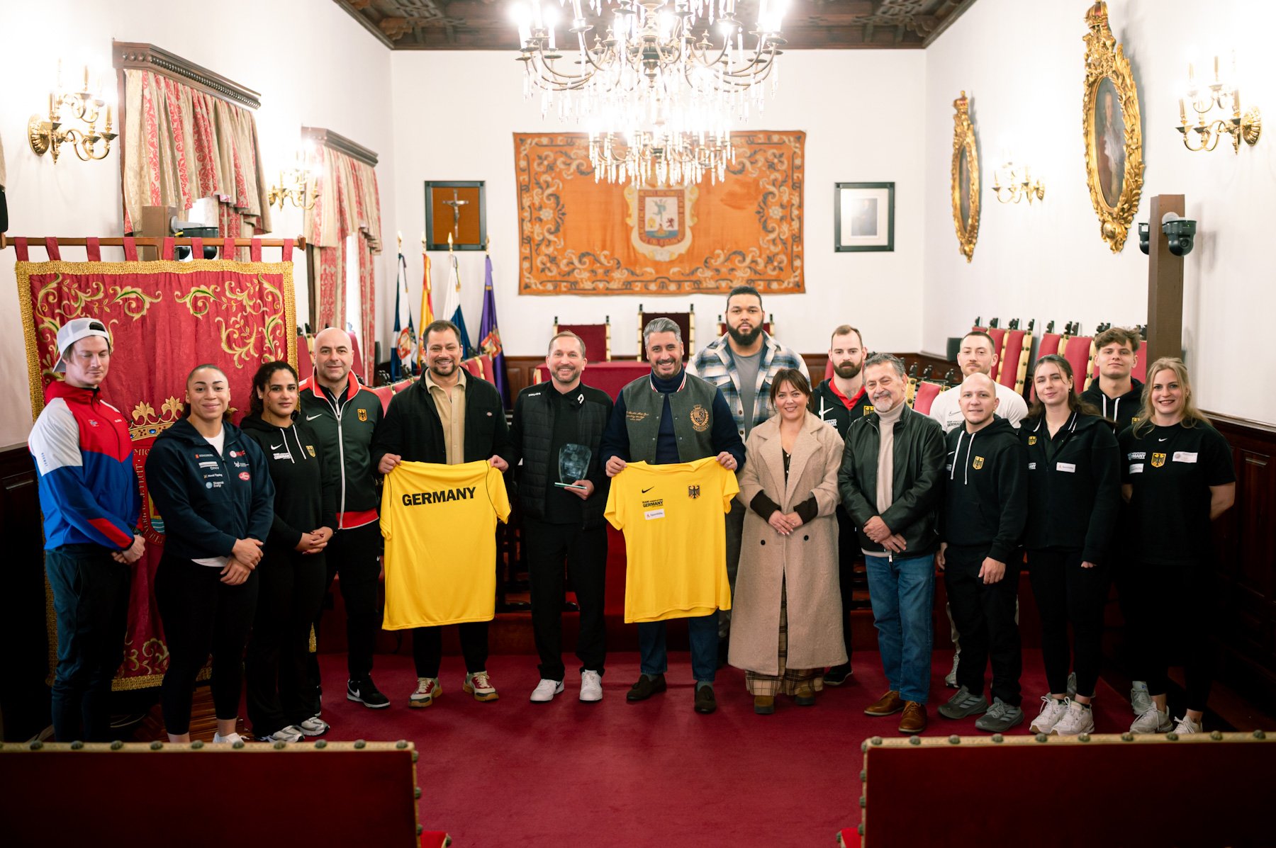 Foto grupal de las autoridades con la selección alemana (CEDIDA)
