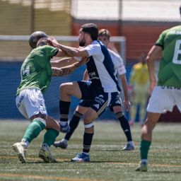 Acción del duelo entre San Fernando - Atlético Paso (FOTO: FACEBOOK UD SAN FERNANDO).