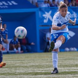 Sandra Hernández con la elástica de las Guerreras (UD Tenerife)