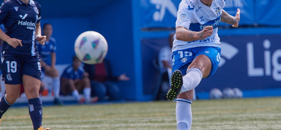Sandra Hernández con la elástica de las Guerreras (UD Tenerife)