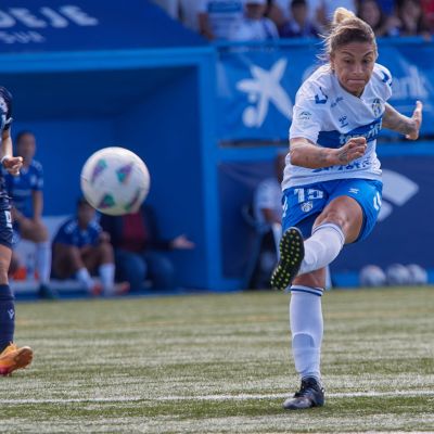 Sandra Hernández con la elástica de las Guerreras (UD Tenerife)