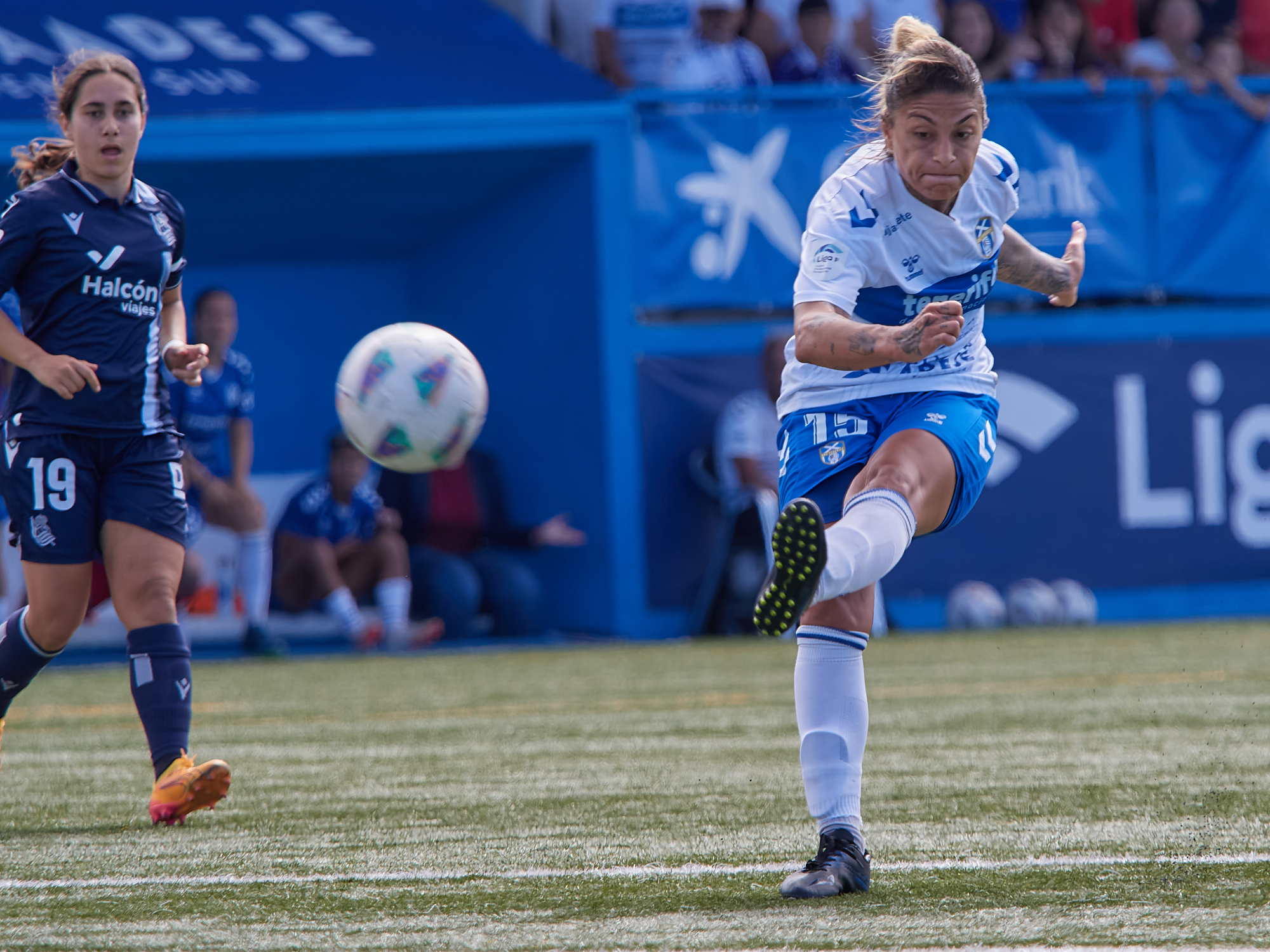 Sandra Hernández con la elástica de las Guerreras (UD Tenerife)