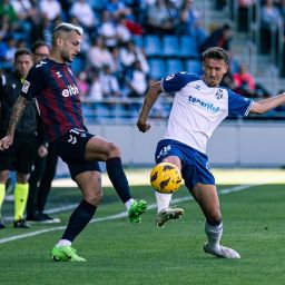 Sergio Glez. pugna por un balón (CD TENERIFE/SAN ACOSTA).