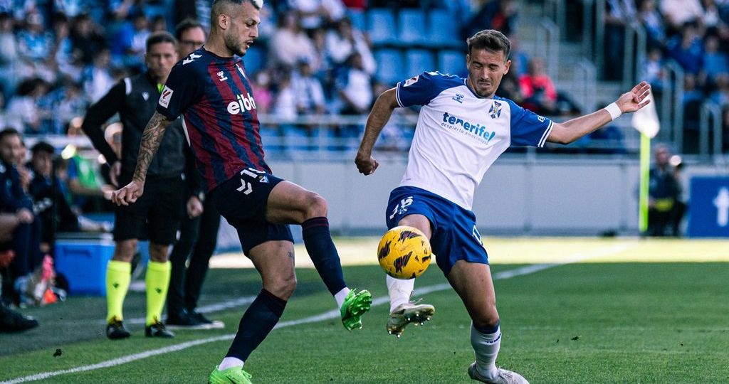 Sergio Glez. pugna por un balón (CD TENERIFE/SAN ACOSTA).