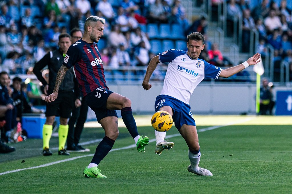 Sergio Glez. pugna por un balón (CD TENERIFE/SAN ACOSTA).