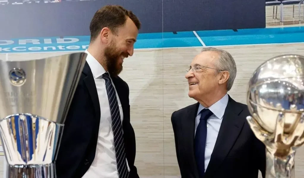 Sergio Rodríguez junto a Florentino Pérez (REAL MADRID)
