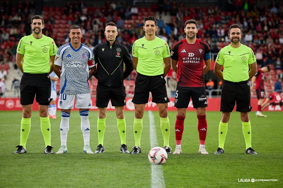 Sergio Claudiu Muresan, junto a su equipo arbitral, antes del Mirandés - Granada (LALIGA).