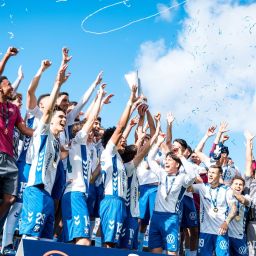 Los jugadores del Tenerife levantan la Copa (CD TENERIFE).