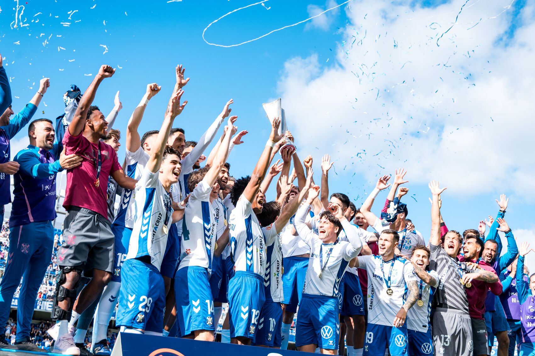 Los jugadores del Tenerife levantan la Copa (CD TENERIFE).