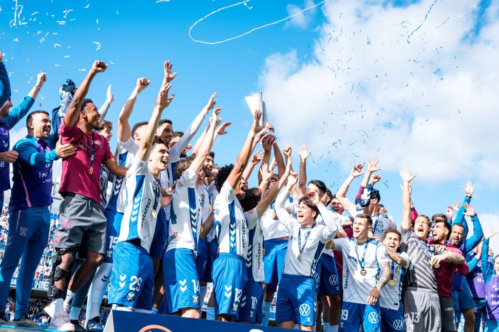 Los jugadores del Tenerife levantan la Copa (CD TENERIFE).
