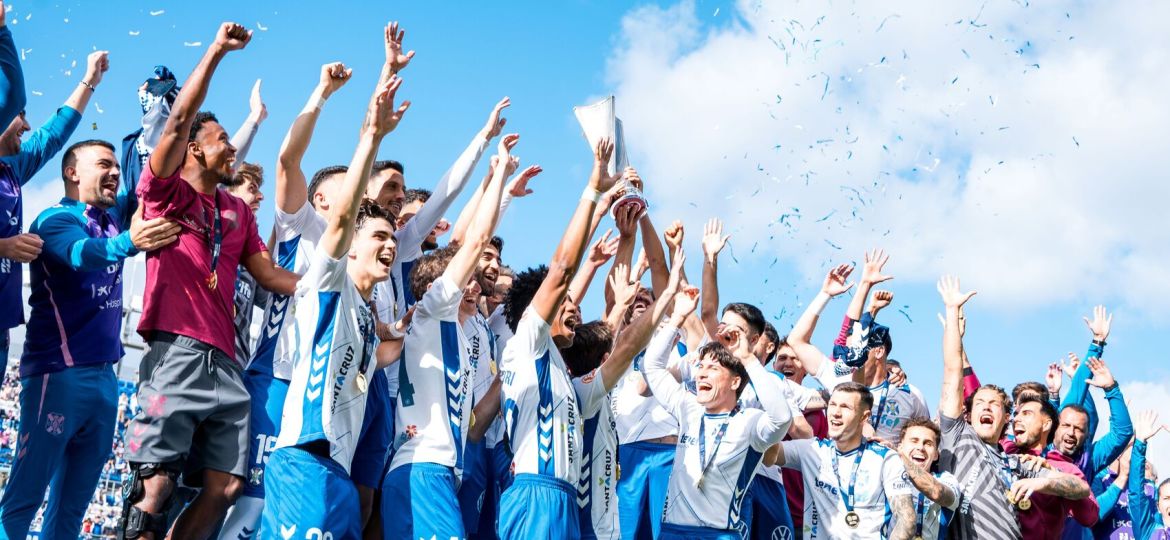 Los jugadores del Tenerife levantan la Copa (CD TENERIFE).