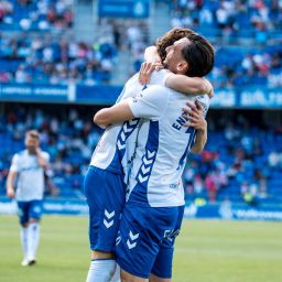 Celebración de un gol en el Heliodoro (CD TENERIFE).|Aitor Sanz recibe la Copa de Campeones (CD TENERIFE).|Álvaro Cervera (CD TENERIFE).|Los jugadores del Tenerife levantan la Copa (CD TENERIFE).|Los jugadores del Tenerife levantan la Copa (CD TENERIFE).