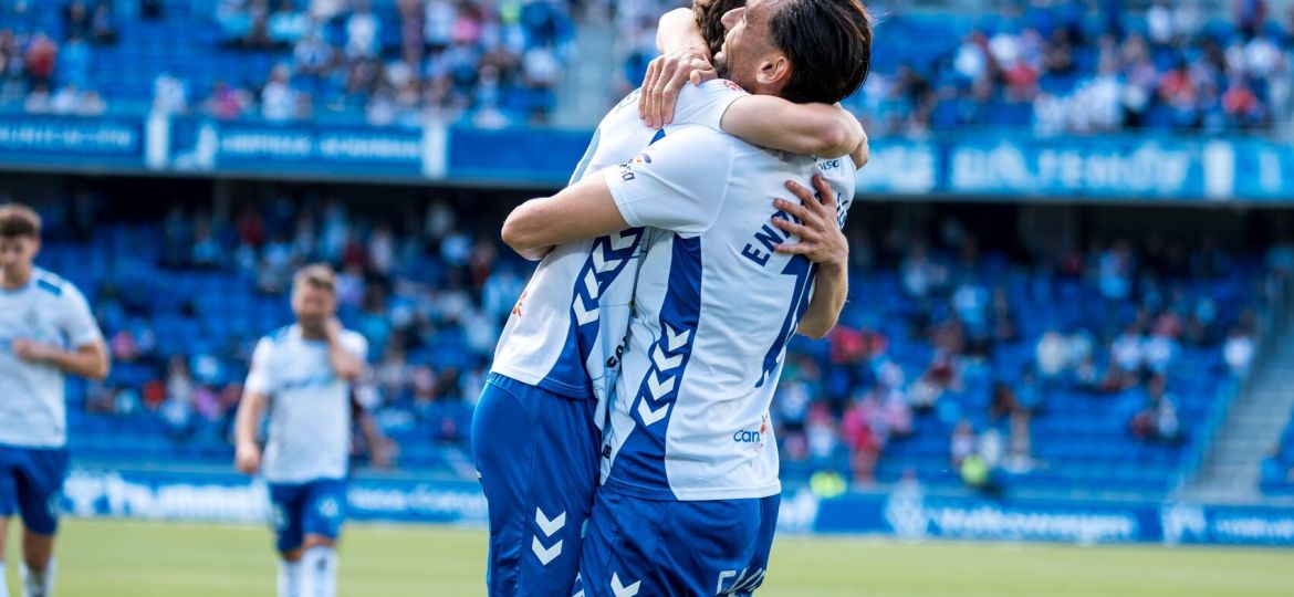 Celebración de un gol en el Heliodoro (CD TENERIFE).|Aitor Sanz recibe la Copa de Campeones (CD TENERIFE).|Álvaro Cervera (CD TENERIFE).|Los jugadores del Tenerife levantan la Copa (CD TENERIFE).|Los jugadores del Tenerife levantan la Copa (CD TENERIFE).