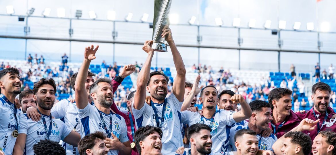 Los jugadores del Tenerife levantan la Copa (CD TENERIFE).