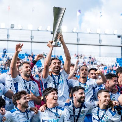 Los jugadores del Tenerife levantan la Copa (CD TENERIFE).