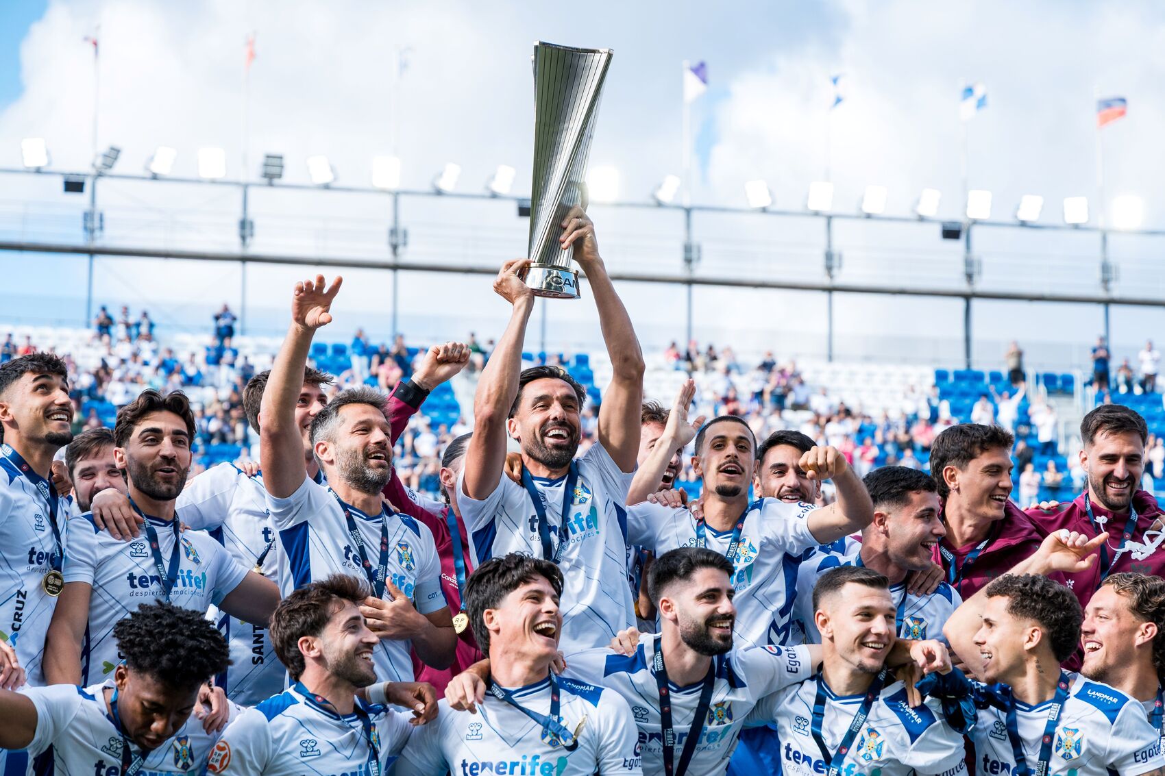 Los jugadores del Tenerife levantan la Copa (CD TENERIFE).