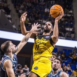 Thomas Scrubb hace una bandeja frente a la defensa griega (Emilio Cobos)