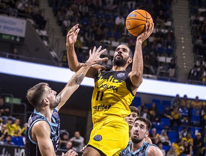 Thomas Scrubb hace una bandeja frente a la defensa griega (Emilio Cobos)