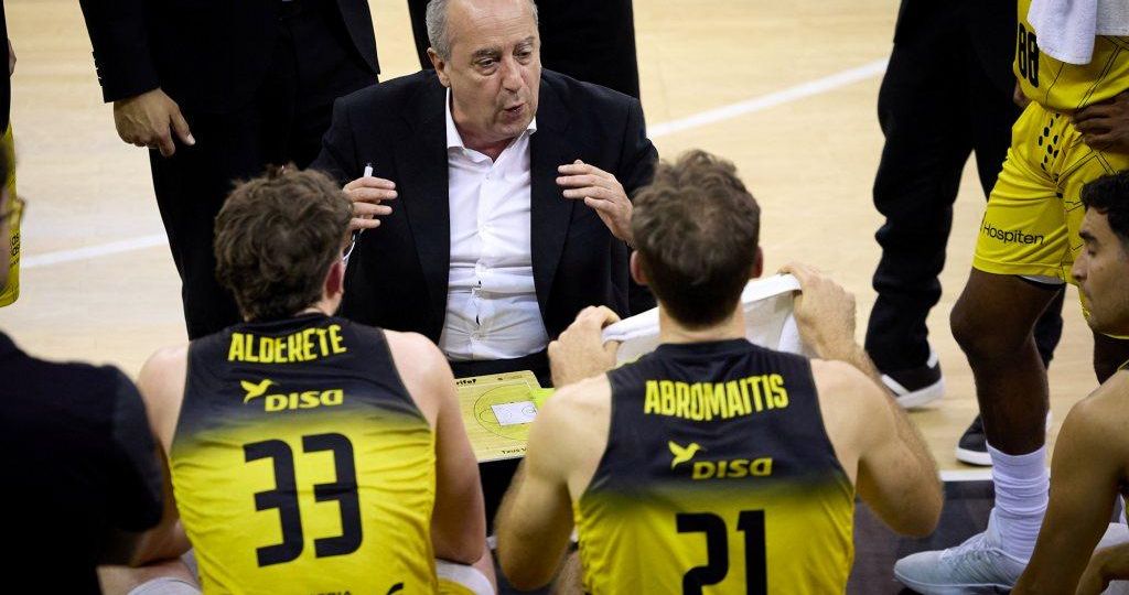 Txus Vidorreta durante un tiempo muerto (acb Photo - Fermin Rodriguez)