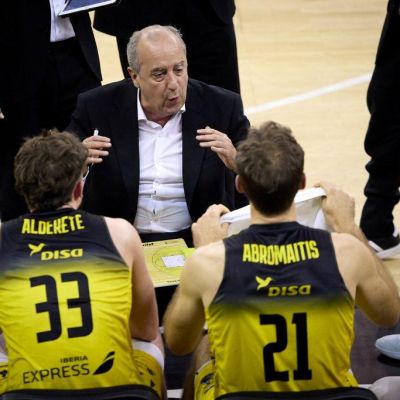 Txus Vidorreta durante un tiempo muerto (acb Photo - Fermin Rodriguez)