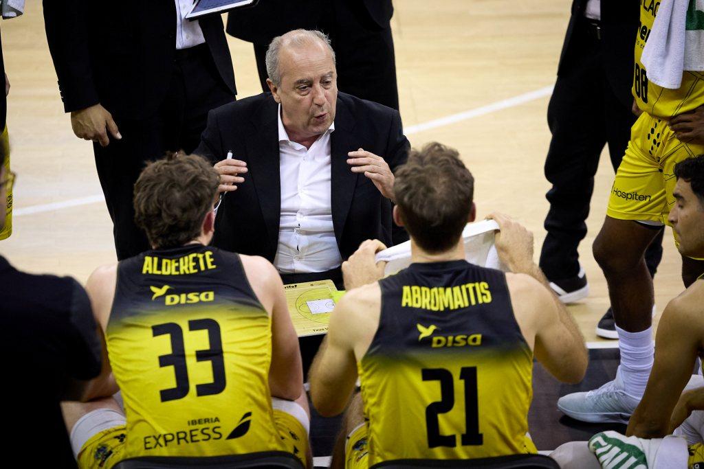 Txus Vidorreta durante un tiempo muerto (acb Photo - Fermin Rodriguez)