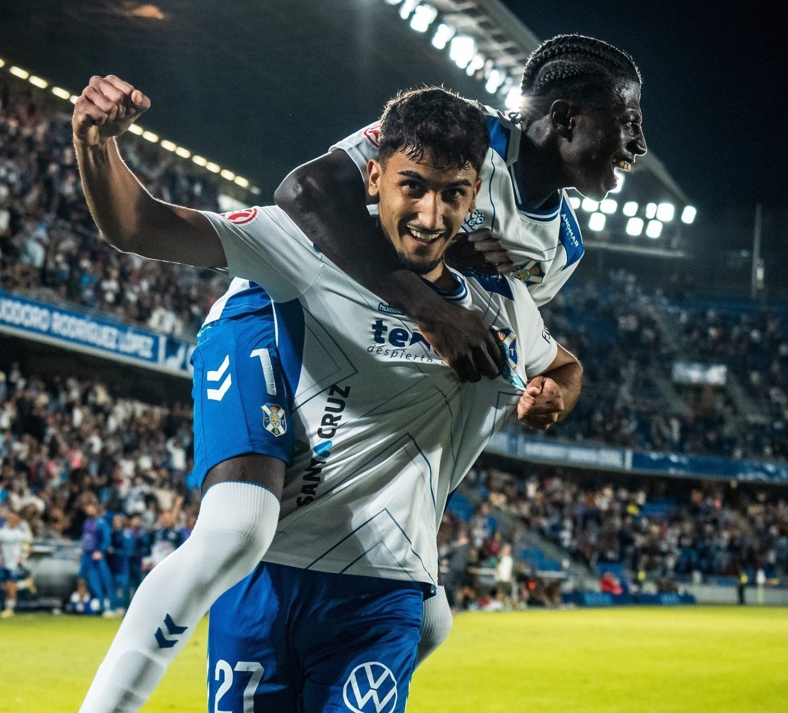 Ulloa celebrando su gol al Celta Fortuna (CD Tenerife)