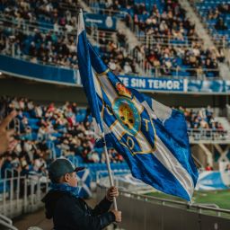 Un niño ondeando la bandera blanquiazul (CD Tenerife)