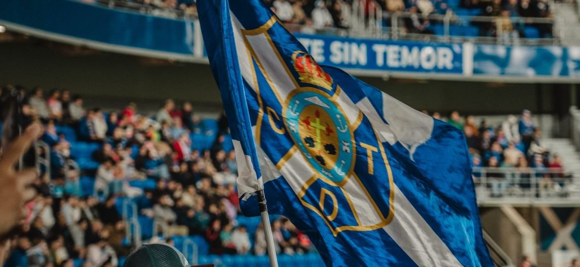 Un niño ondeando la bandera blanquiazul (CD Tenerife)