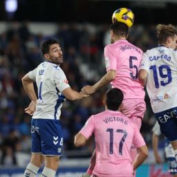 Una acción del Tenerife- Eldense (LA LIGA)
