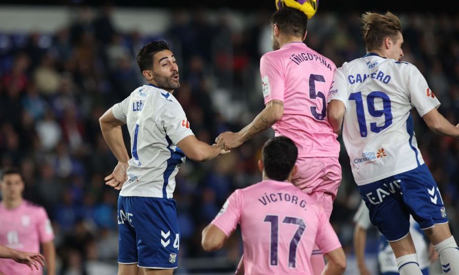 Una acción del Tenerife- Eldense (LA LIGA)