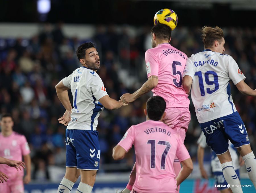 Una acción del Tenerife- Eldense (LA LIGA)