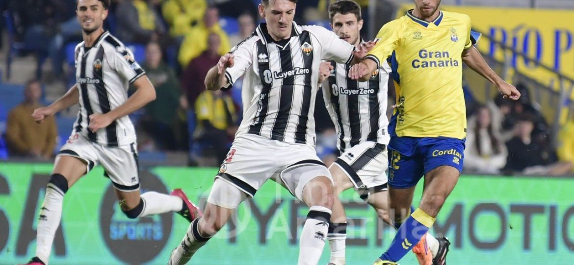 Una acción del partido (C TORRES / TINTAAMARILLA)