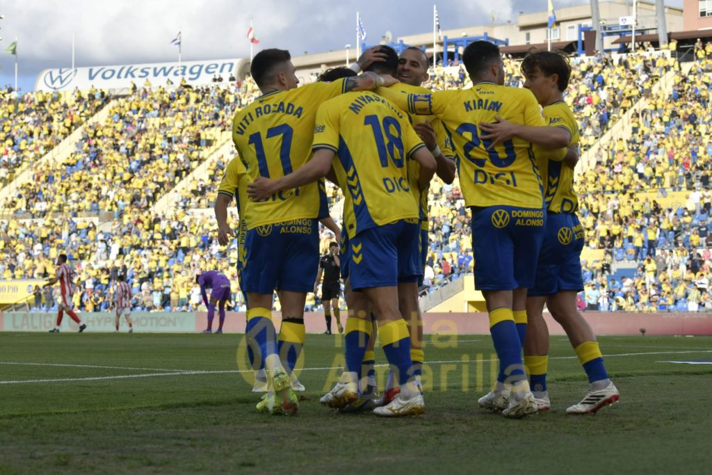 Los jugadores de Las Palmas celebran el gol (TINTAAMARILLA.ES).