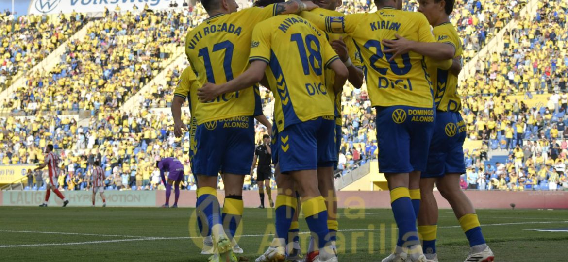 Los jugadores de Las Palmas celebran el gol (TINTAAMARILLA.ES).