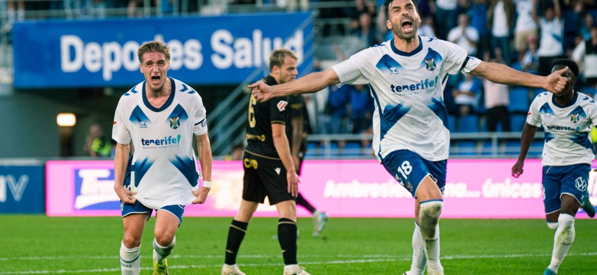 Gallego y Cantero celebran uno de los goles (CD TENERIFE/SAN ACOSTA).