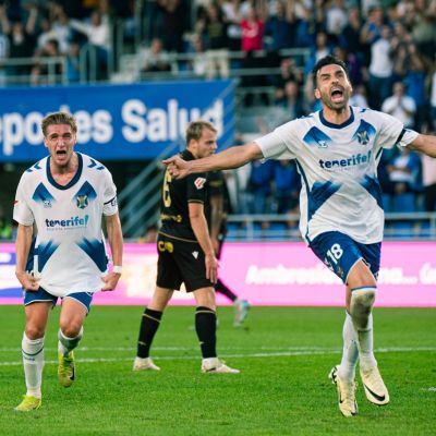 Gallego y Cantero celebran uno de los goles (CD TENERIFE/SAN ACOSTA).