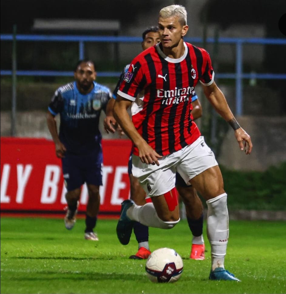 Longo, en un partido con el Milan (@SAMUELE_L9).