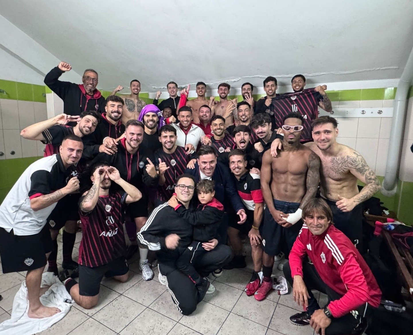 Jugadores del Añaza, después de ganar un partido (@UDAÑAZA).