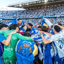 Los jugadores del Tenerife celebran el ascenso (CD TENERIFE).