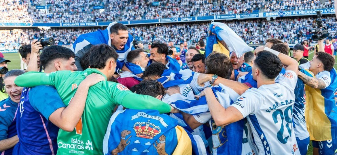 Los jugadores del Tenerife celebran el ascenso (CD TENERIFE).