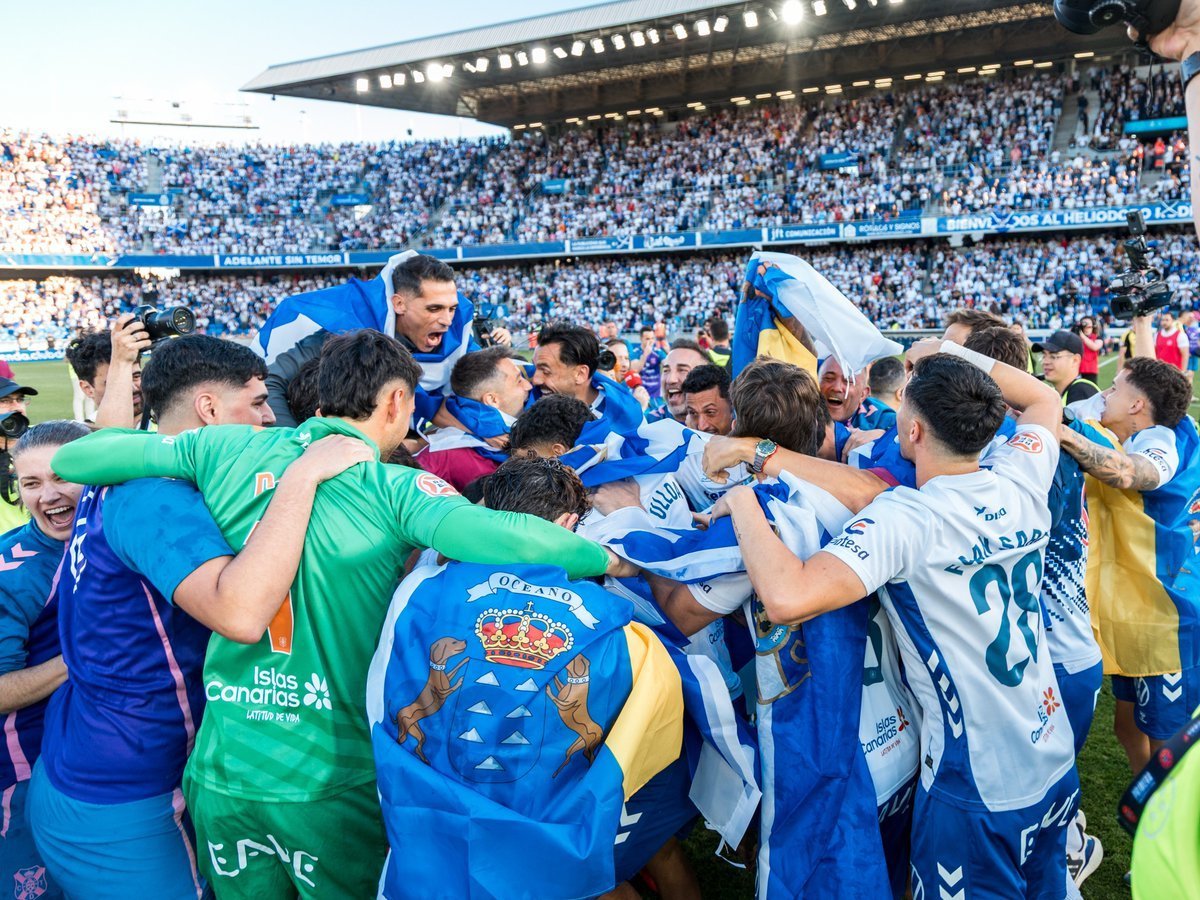 Los jugadores del Tenerife celebran el ascenso (CD TENERIFE).